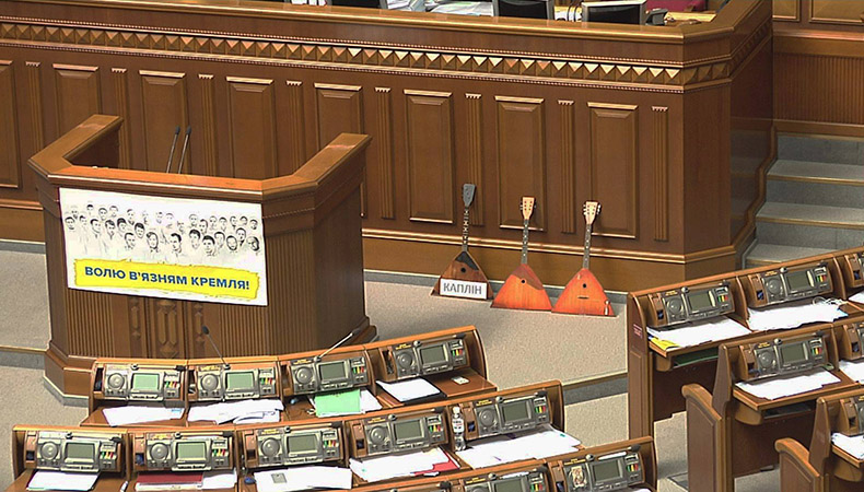 Депутаты НФ вручили российский народный музыкальный инструмент Каплину, Добродомову и Березе