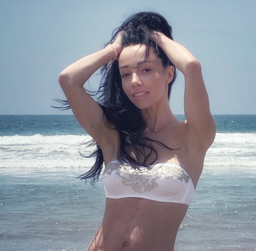 "Неймовірно спокусливо": Катерина Кухар зачарувала фото в купальнику на пляжі Малібу