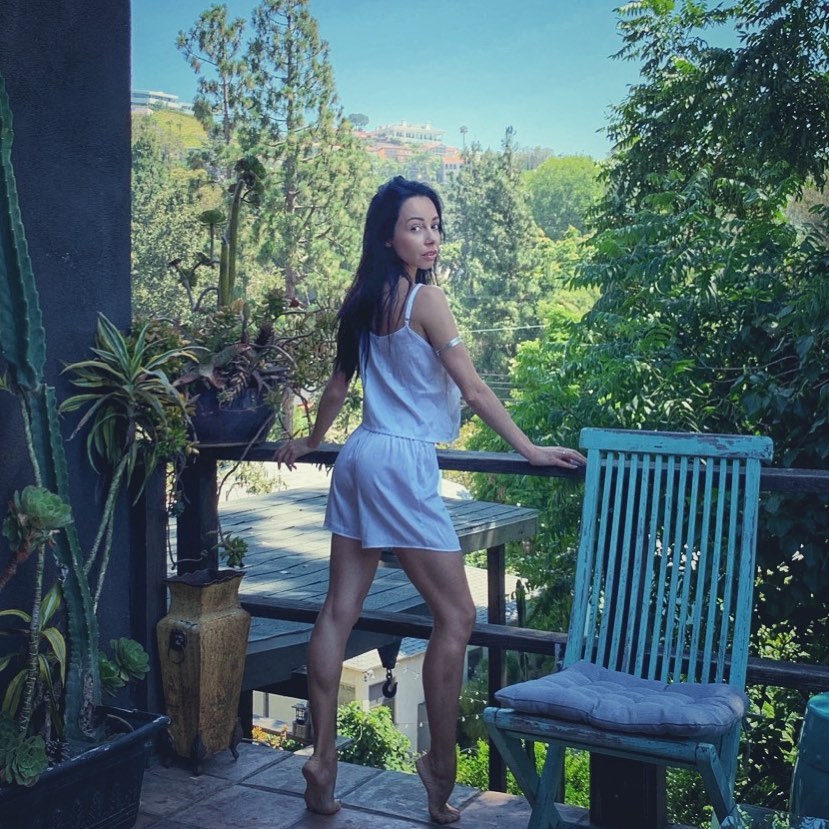 "Неймовірно спокусливо": Катерина Кухар зачарувала фото в купальнику на пляжі Малібу