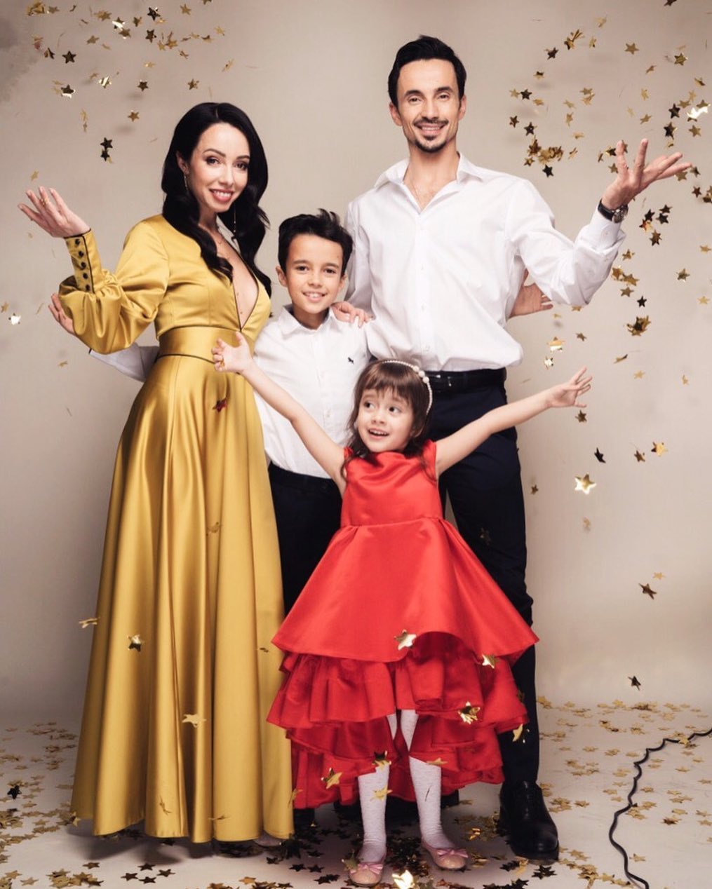 Сказка приходит в дом: Екатерина Кухар покорила праздничным семейным фото