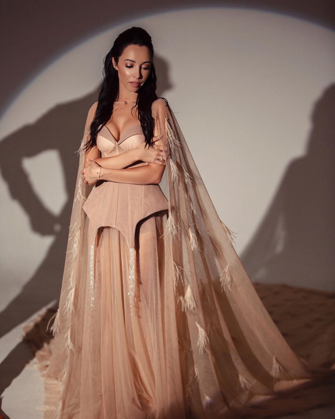 Безупречно хороша: Екатерина Кухар заворожила роскошным образом в корсетном платье