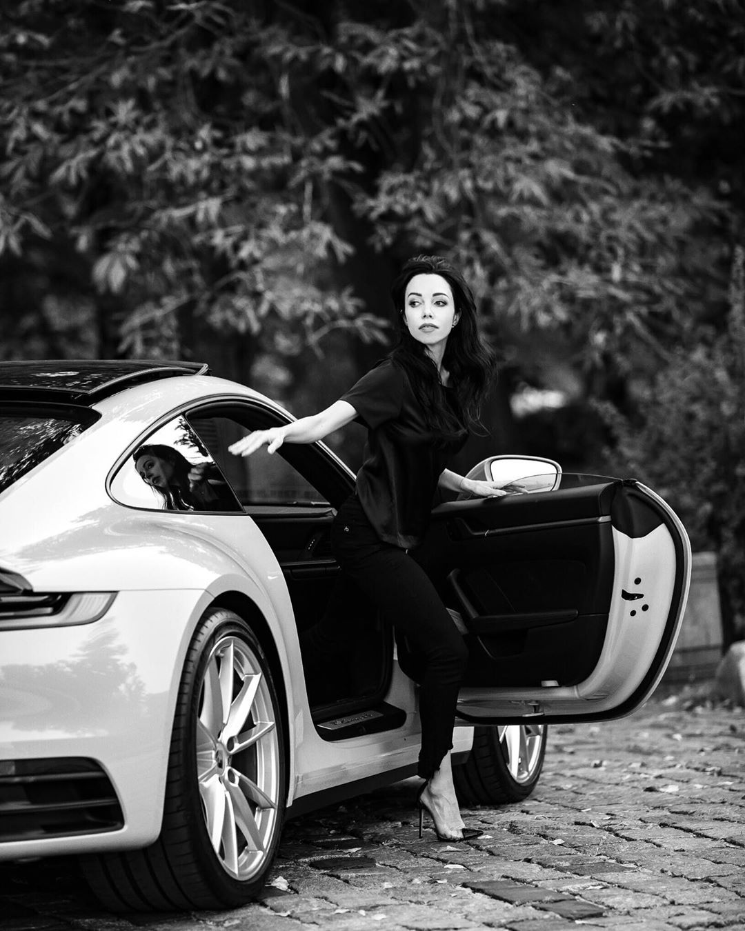 Черный ангел: Екатерина Кухар подчеркнула идеальные формы облегающим деловым нарядом