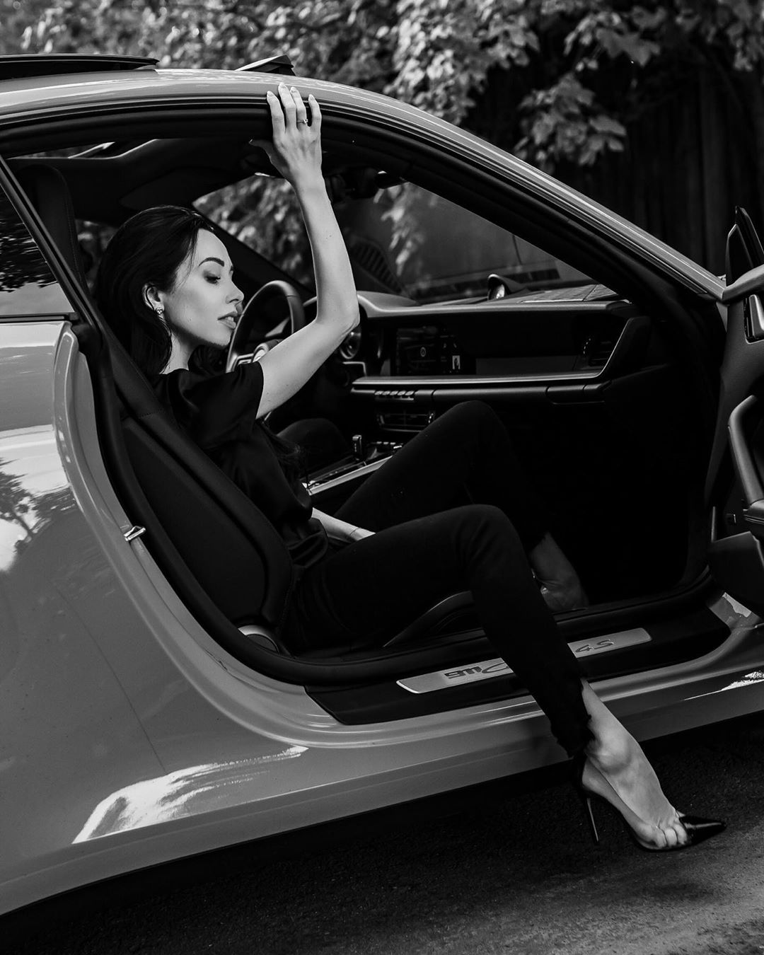 Черный ангел: Екатерина Кухар подчеркнула идеальные формы облегающим деловым нарядом