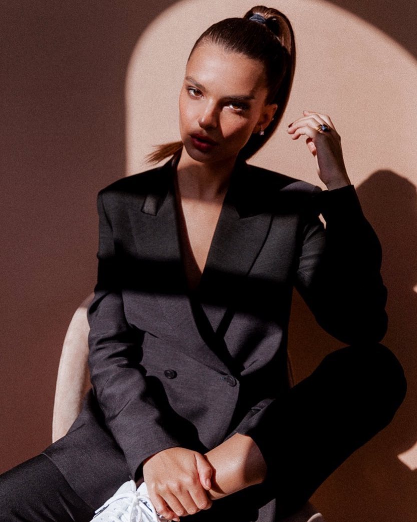 Кроп-топи, білизна і піджаки чоловічого крою: створюємо спокусливий образ у дусі Емілі Ратаковскі