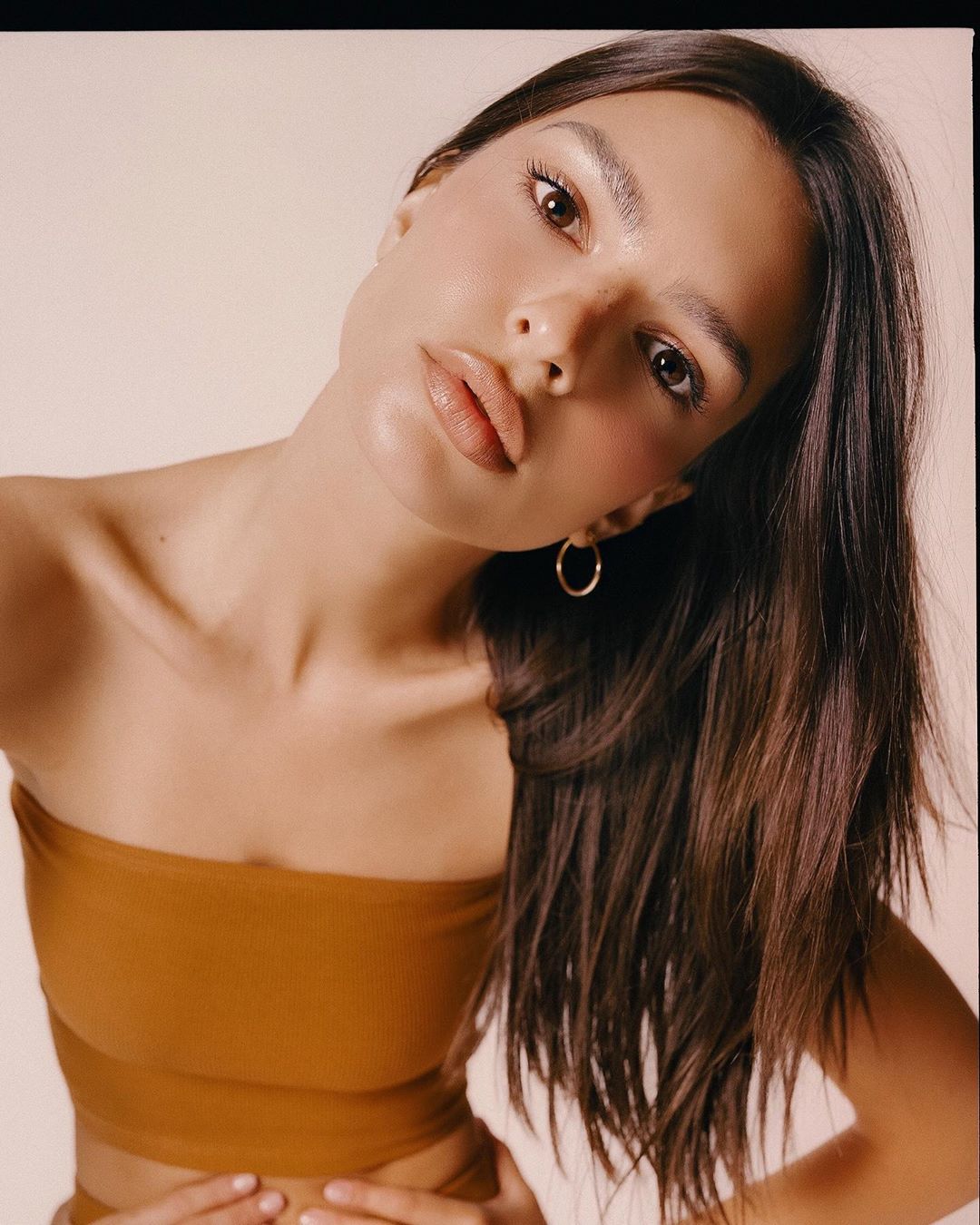 У мереживній білизні і з неголеними пахвами: Емілі Ратаковскі шокувала громадськість незвичайним образом