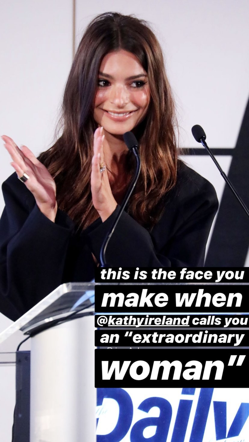 Смело! Эмили Ратаковски появилась на светском мероприятии в откровенном купальнике