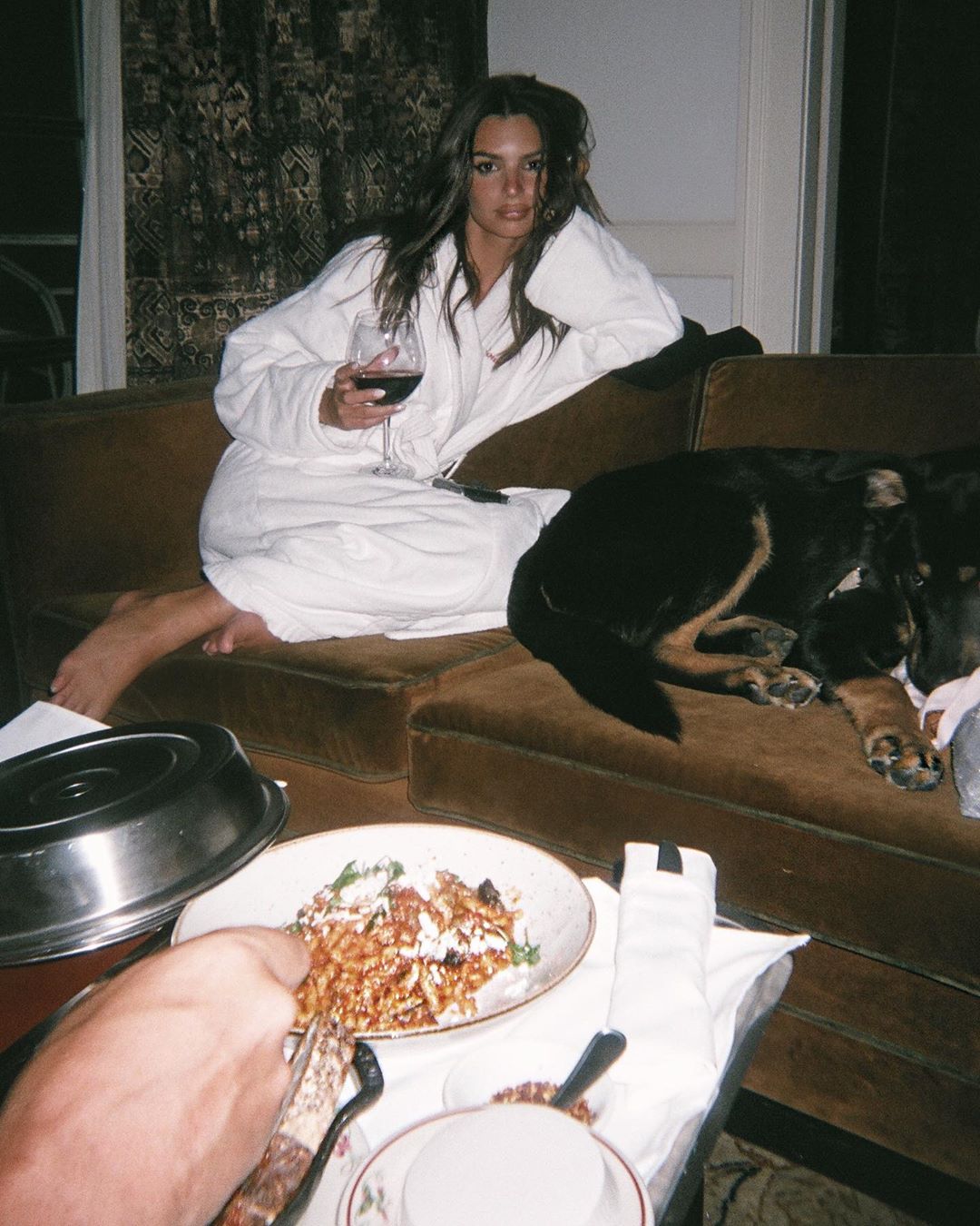 Напівгола Емілі Ратаковскі блиснула апетитними формами в пікантному міні