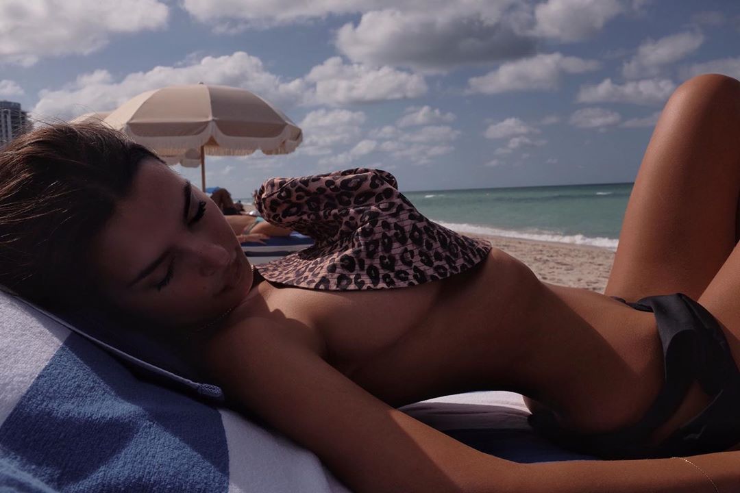 Полуголая на пляже: Эмили Ратаковски блеснула обнаженной грудью и тонкой талией