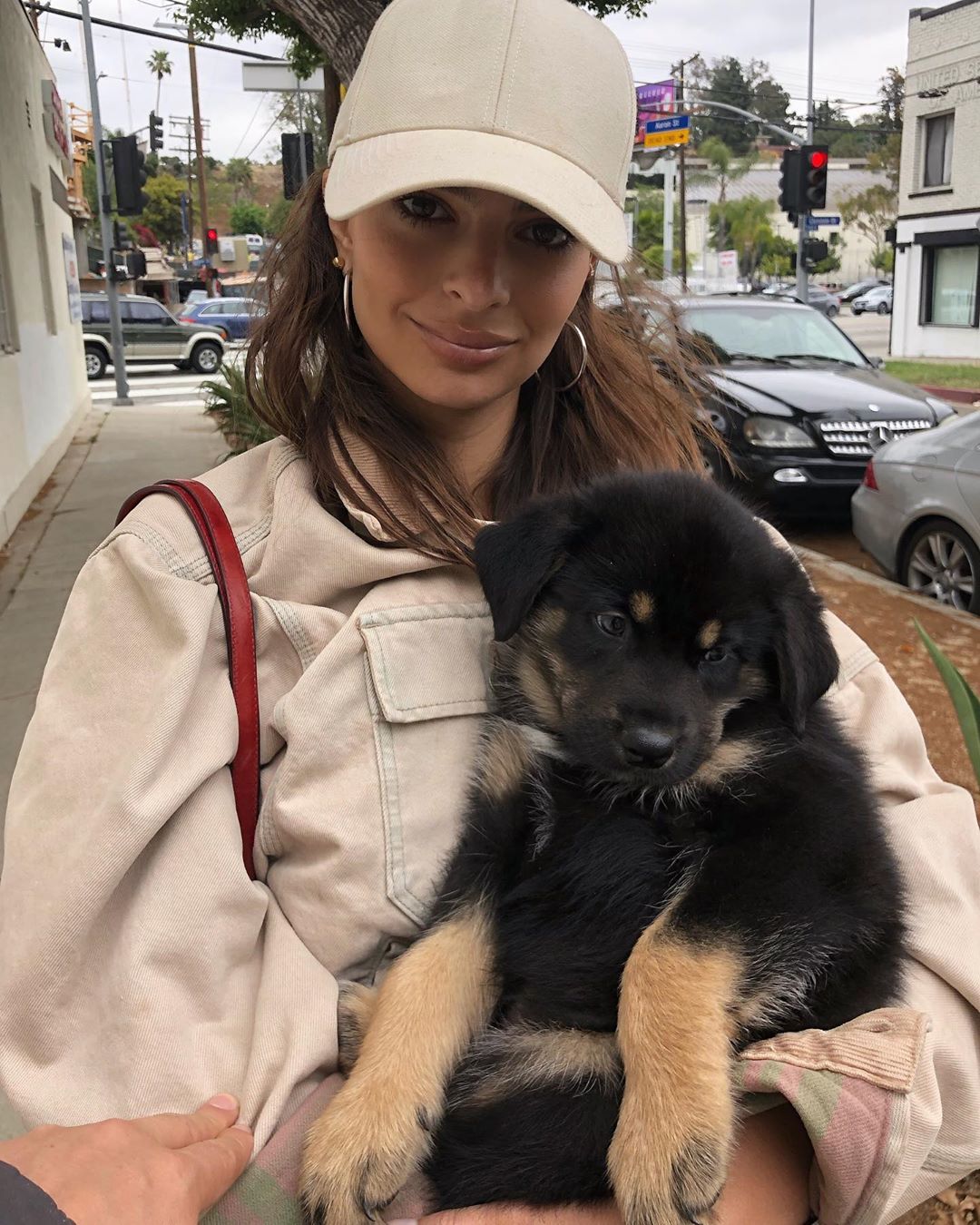 Ідеально на весну: Емілі Ратаковскі показала, як урізноманітнити звичний стиль