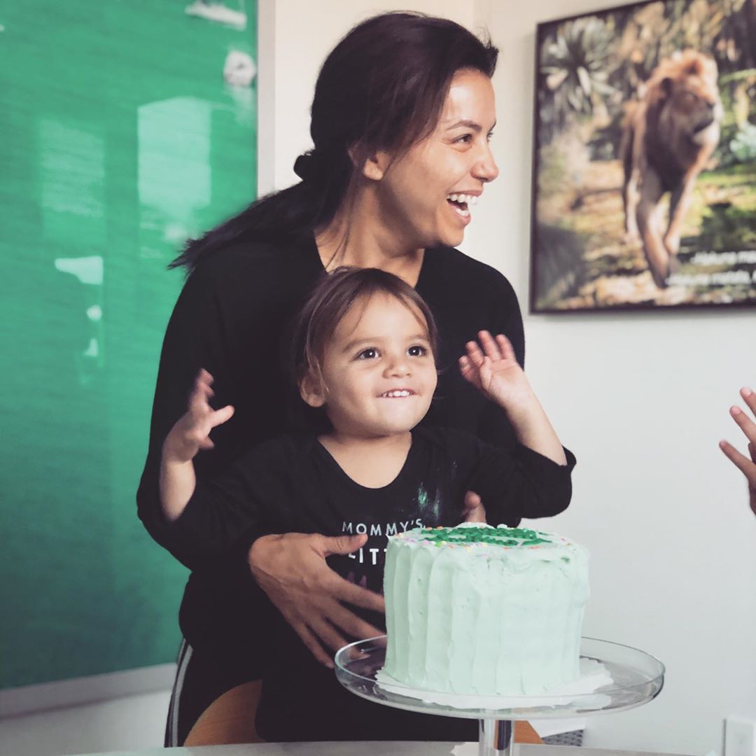 Гарна і без макіяжу: 45-річна Єва Лонгорія вразила квітучою зовнішністю на фото в домашньому образі