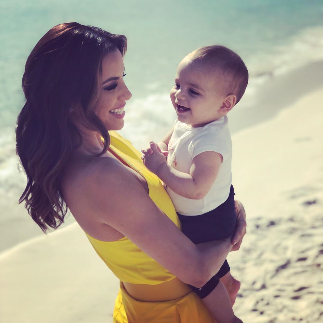 Во всем блеске: 44-летняя Ева Лонгория восхитила стройной фигурой в роскошном платье