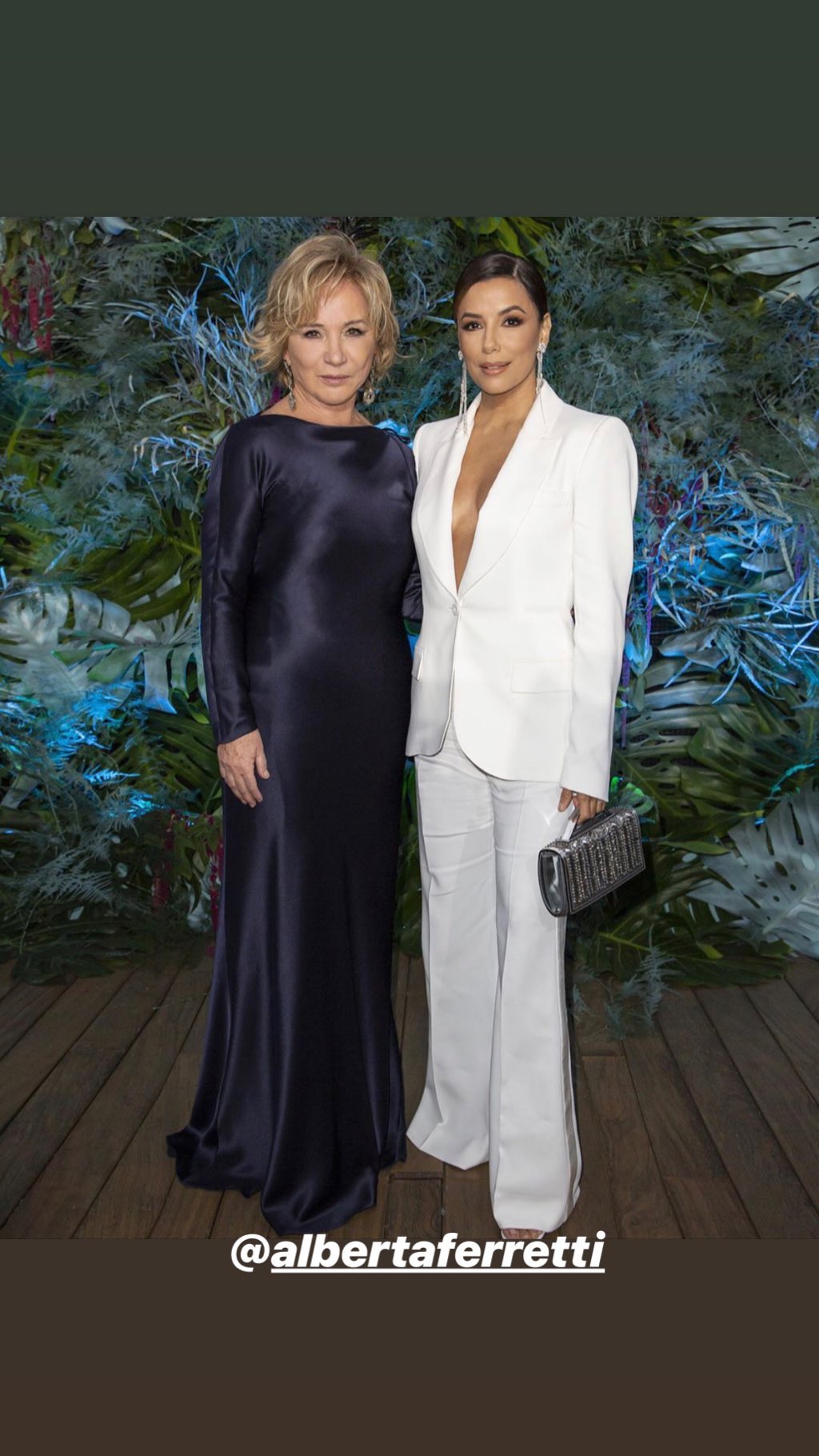 Біла магія: 44-річна Єва Лонгорія підкреслила яскраву зовнішність стильним світлим вбранням