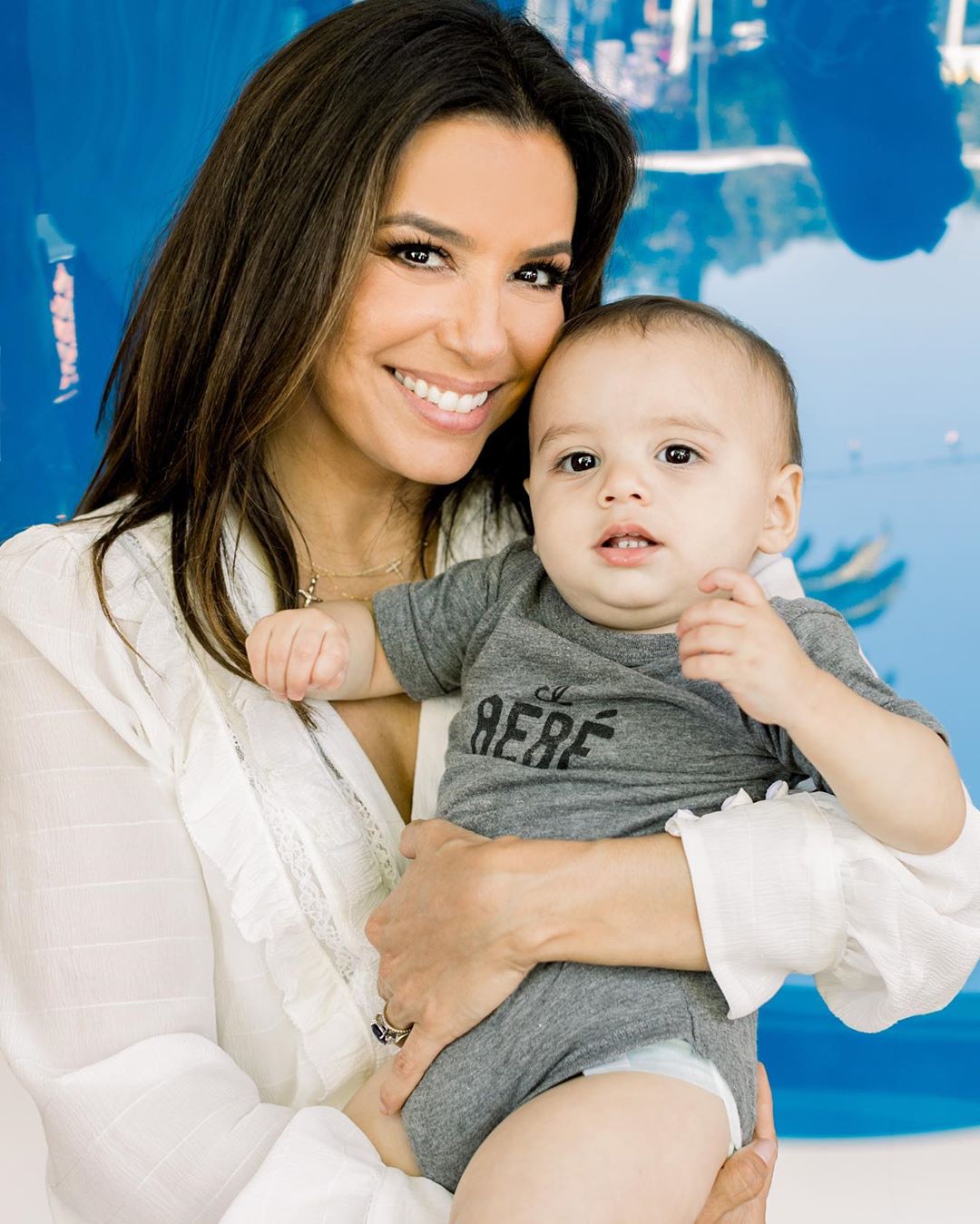 Улыбка сына, сникерсы, тушь и спа: Ева Лонгория рассказала, без чего не представляет своей жизни