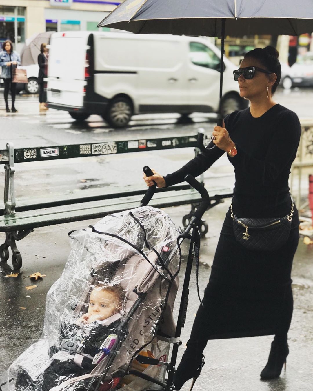 Безупречна: 44-летняя Ева Лонгория восхитила аппетитными формами в бежевом total look