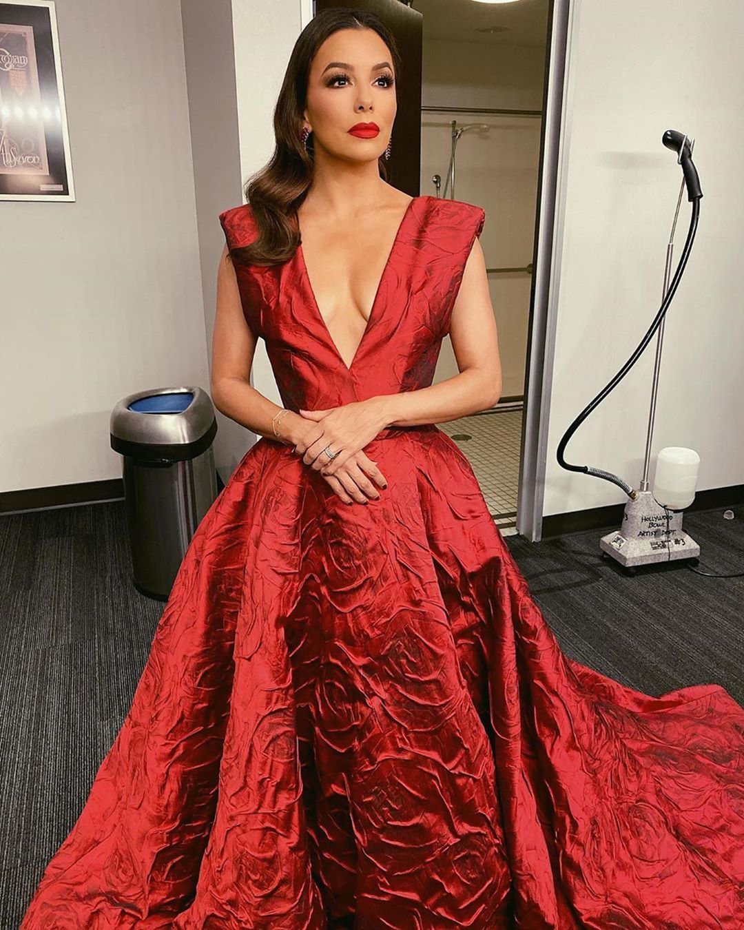 Еще стройнее! 44-летняя Ева Лонгория показала совершенное тело в изумрудном наряде