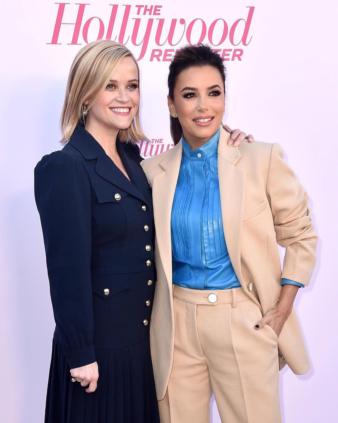 Бежевый костюм и яркая блуза: Ева Лонгория показала безупречный образ в духе Виктории Бекхэм