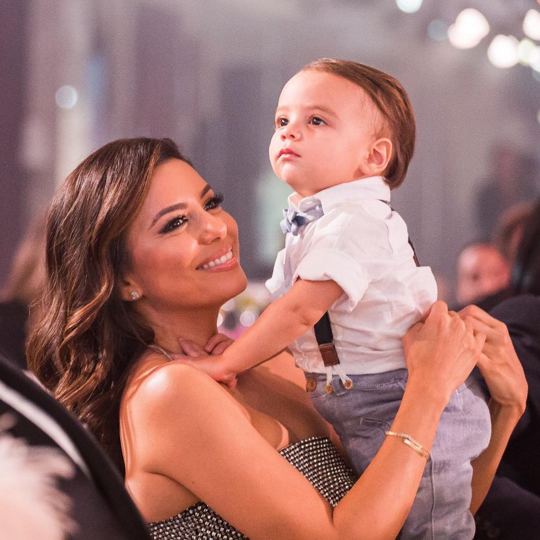 Еще стройнее: Ева Лонгория блеснула идеальной фигурой в стильном кэжуал-образе