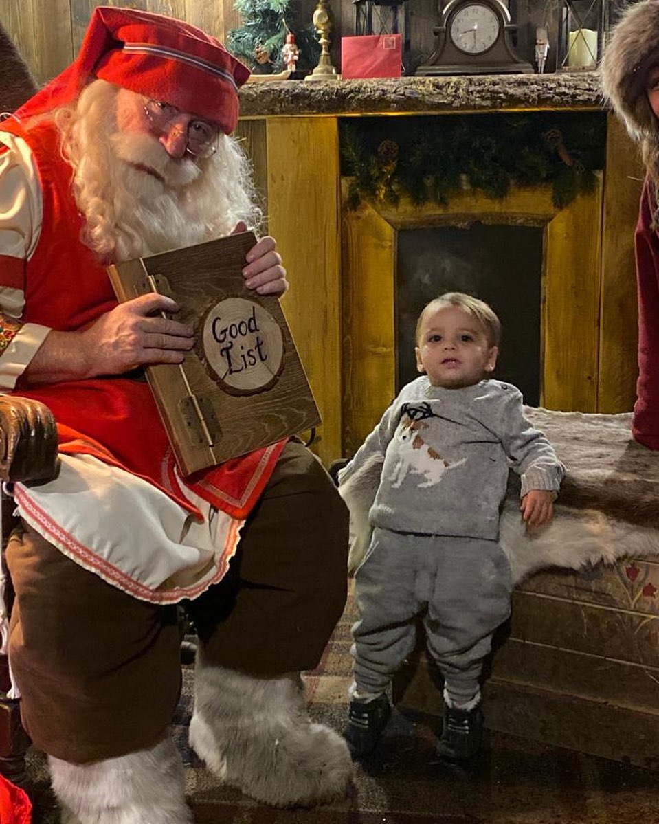 Вся семья в сборе: Ева Лонгория показала редкие кадры с мужем и сыном