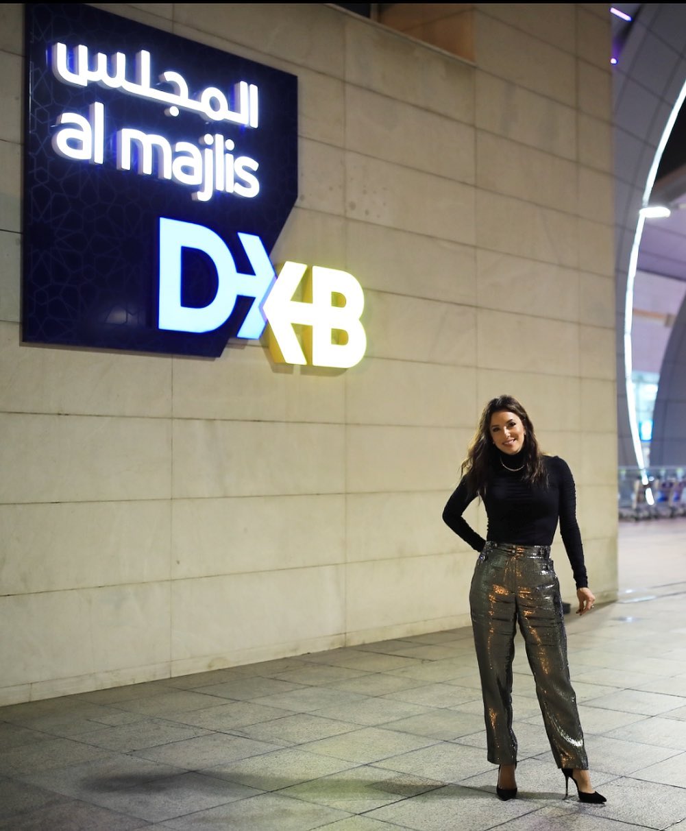 В блестящих брюках и на шпильках: Ева Лонгория похвасталась стройной фигурой в стильном наряде