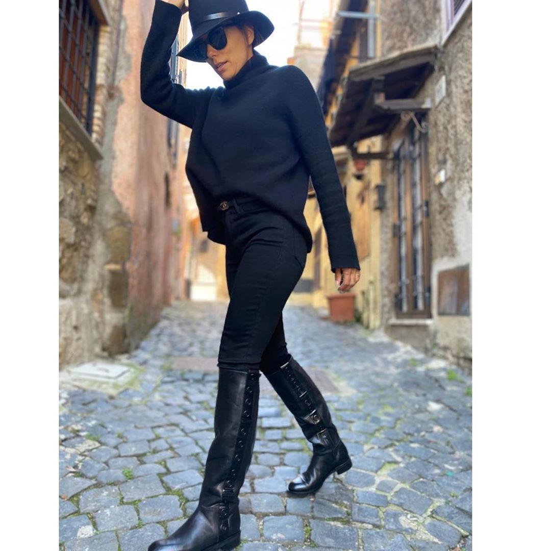 Идеально для офиса: Ева Лонгория демонстрирует, как носить брючный костюм