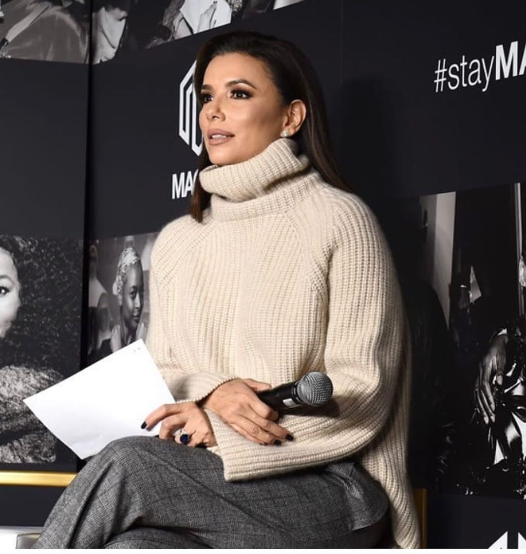 Єва Лонгорія показала, як без шкоди стилю носити "бабусин" светр