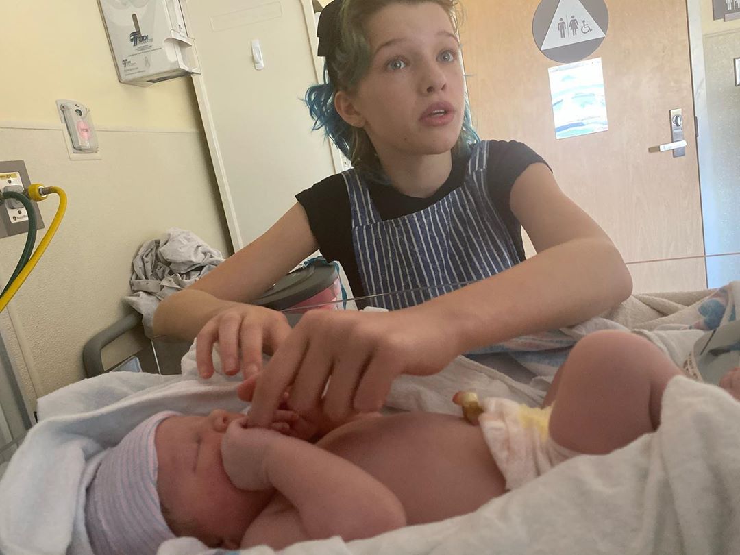 Друга мама: старша дочка Мілли Йовович зворушила мережу турботою за новонародженою Оушан (фото)