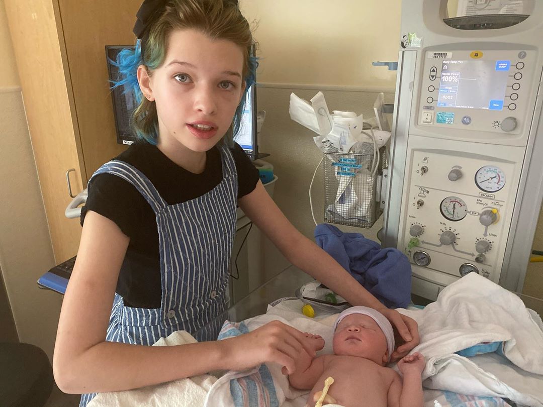 Друга мама: старша дочка Мілли Йовович зворушила мережу турботою за новонародженою Оушан (фото)