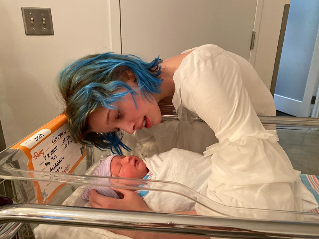 Друга мама: старша дочка Мілли Йовович зворушила мережу турботою за новонародженою Оушан (фото)