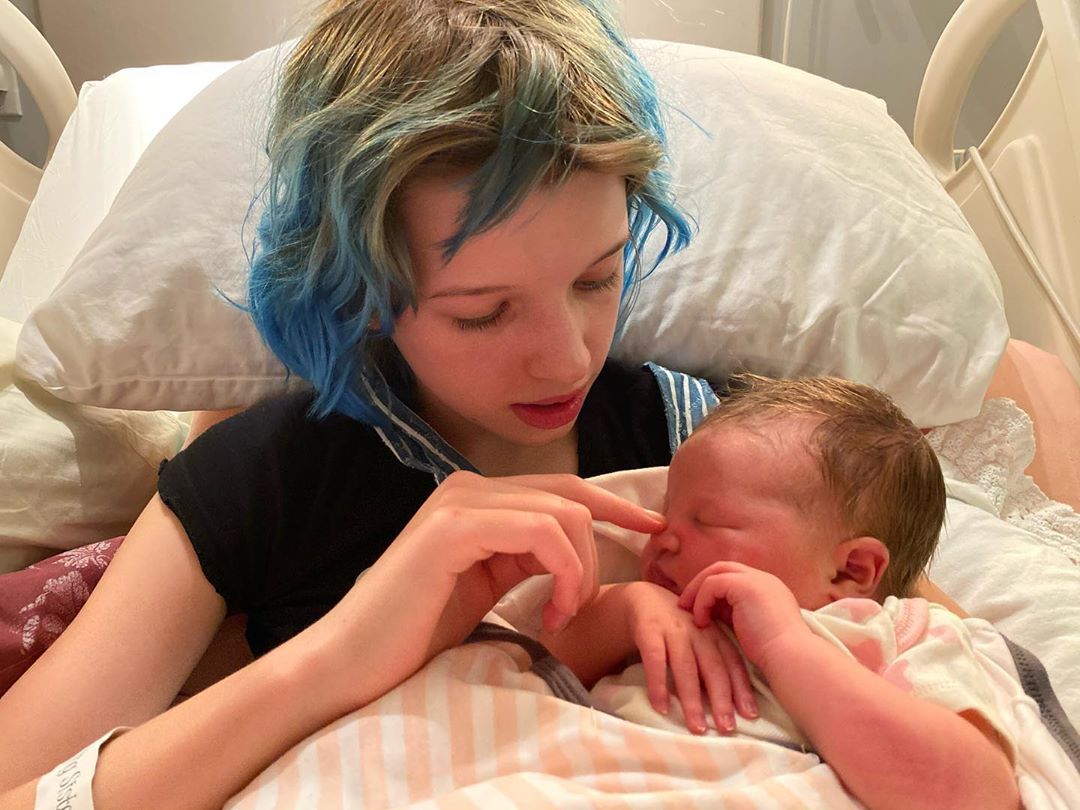 Друга мама: старша дочка Мілли Йовович зворушила мережу турботою за новонародженою Оушан (фото)
