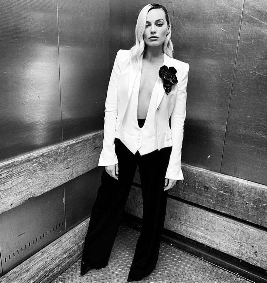 Забыла надеть бра: Марго Робби в жилетке на голое тело блеснула экстремально глубоким декольте