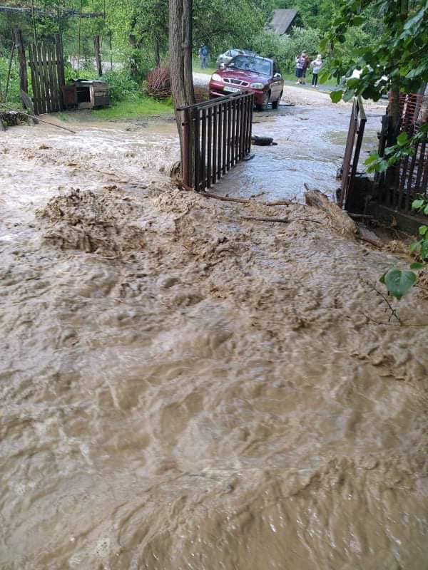 Стихія на заході України: регіон накрило страшними зливами та величезним градом