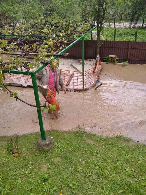 Стихія на заході України: регіон накрило страшними зливами та величезним градом