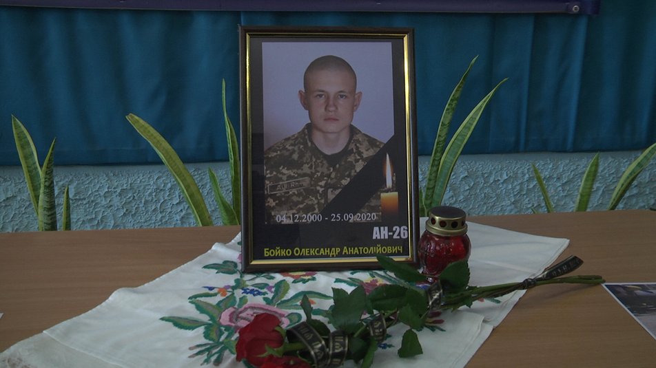 Усі малюнки Сашка були про небо: вчителі курсанта з Ан-26 зі сльозами згадали його дитинство