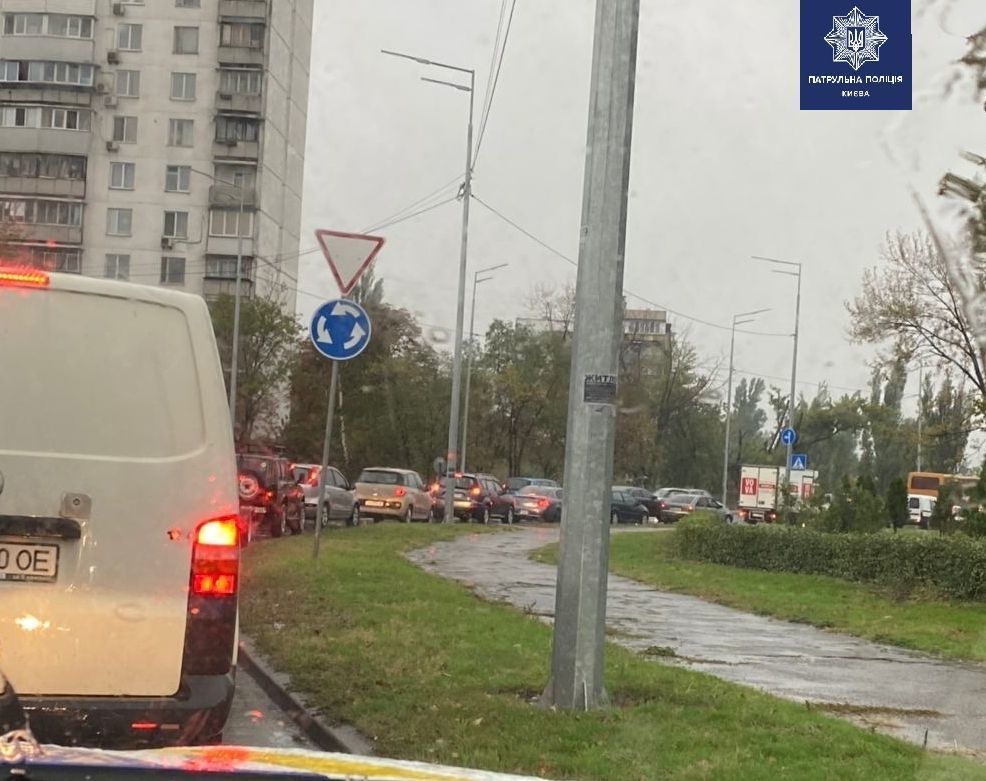 Київ поплив: місто зупинилося у величезних заторах