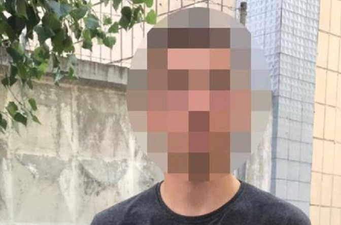 В Киеве мужчина нагло обворовывал детей: нападал с ножом (фото)