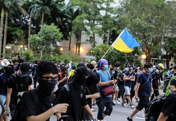 Символ свободи: на протестах в Гонконзі побачили прапор України