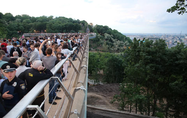 Просто он устал: у нового моста в Киеве очередные проблемы. Видео