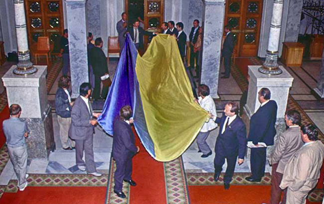 Украинский флаг в Верховной Раде в 1991 году