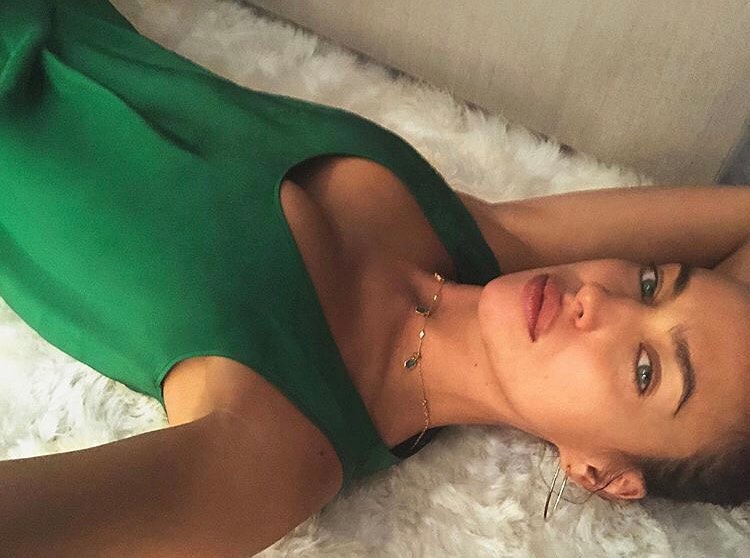 Идеально для лета: Ирина Шейк подчеркнула загарелое тело &quot;сочным&quot; нарядом