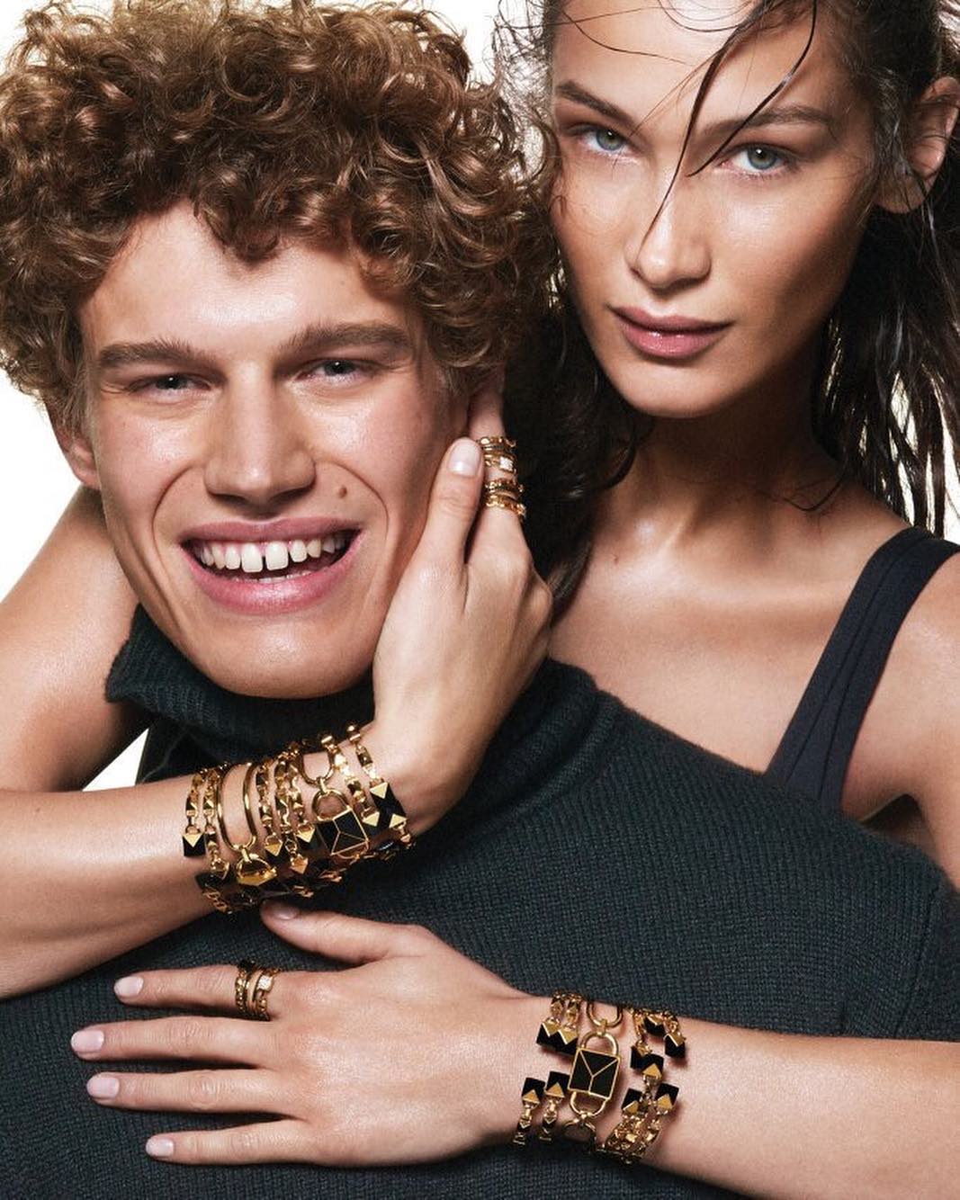 Парящая над землей Белла Хадид показала новинки Michael Kors, которые хочет каждая