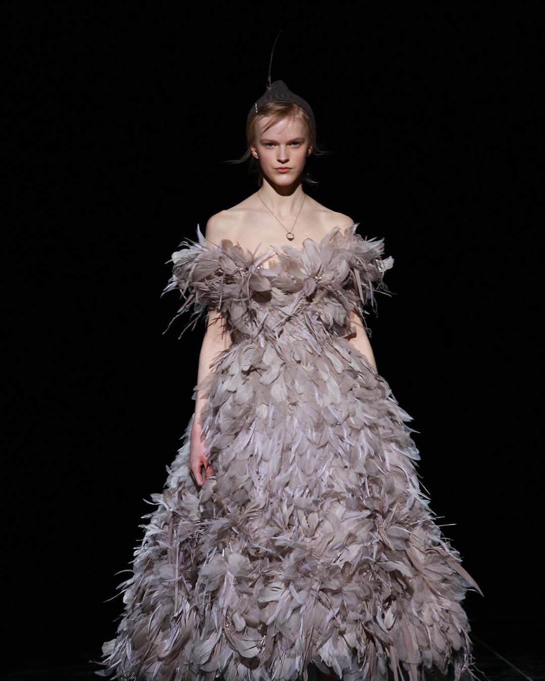 Перья и гиперобъем: MARC JACOBS представил сказочную коллекцию сень-зима 2019
