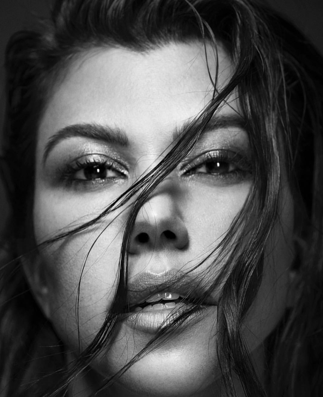 Пристрасті розпалюються: Кортні Кардашян прикрасила обкладинку Vogue México