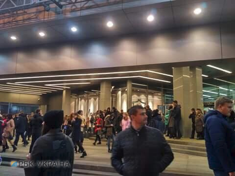 У центрі Києва евакуюють бізнес-центр і ТРЦ після повідомлення про вибухівку