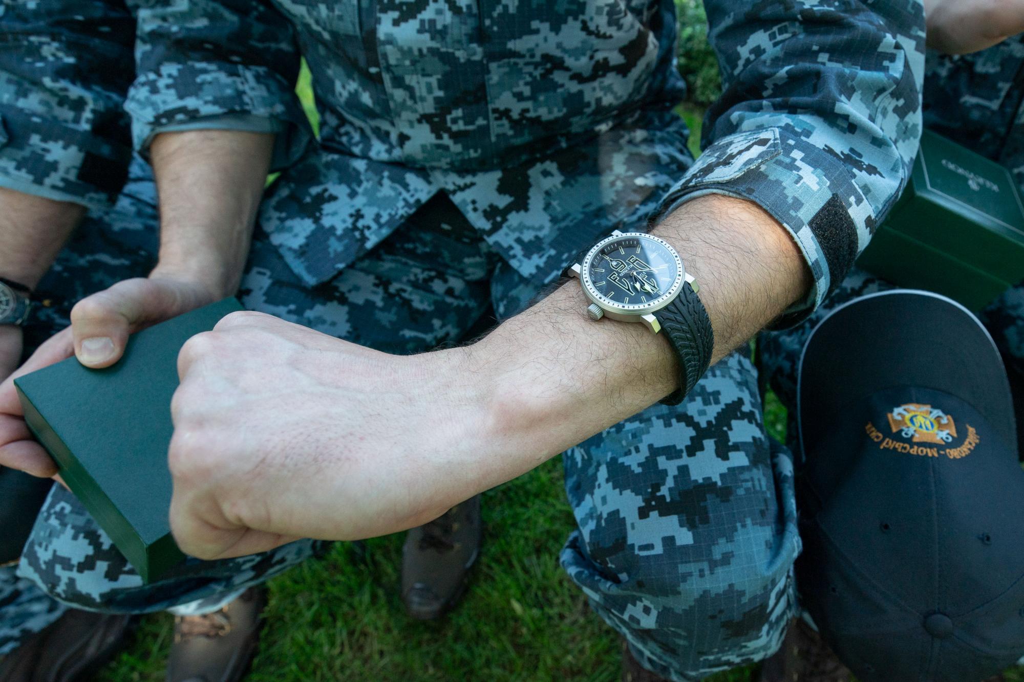 З'явилися зворушливі фото Зеленського зі звільненими з моряками