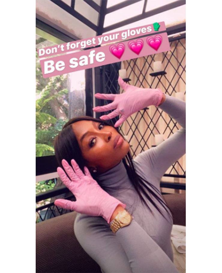 В захисному костюмі, масці і рукавичках: Наомі Кемпбелл демонструє найбільш актуальний образ для перельотів