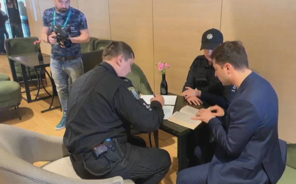 До Зеленського нагрянула поліція: що відбувається