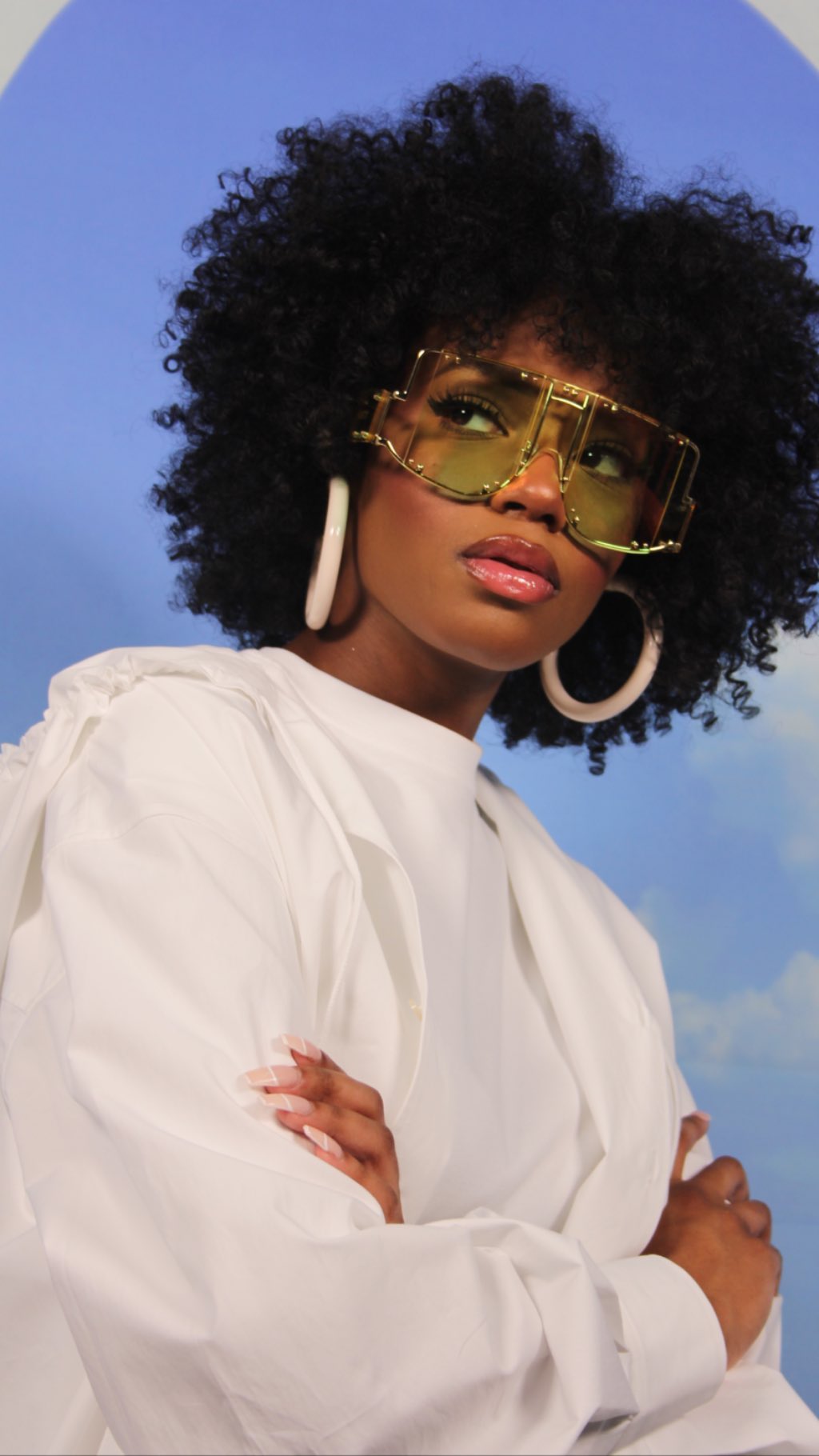 Стильна провокація: Ріанна похвалилася стрункою фігурою в нарядах власного виробництва