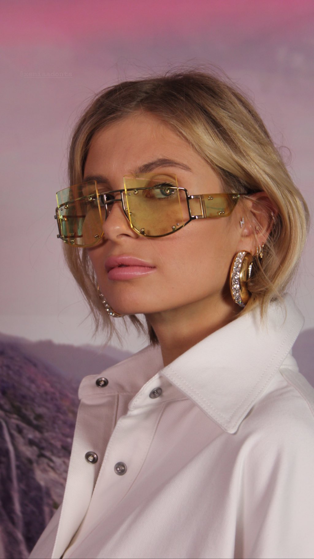 Стильна провокація: Ріанна похвалилася стрункою фігурою в нарядах власного виробництва