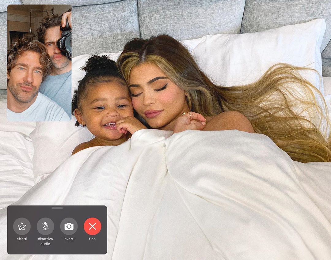 Две принцессы: Кайли Дженнер с дочерью снялись в домашней фотосессии для известного глянца