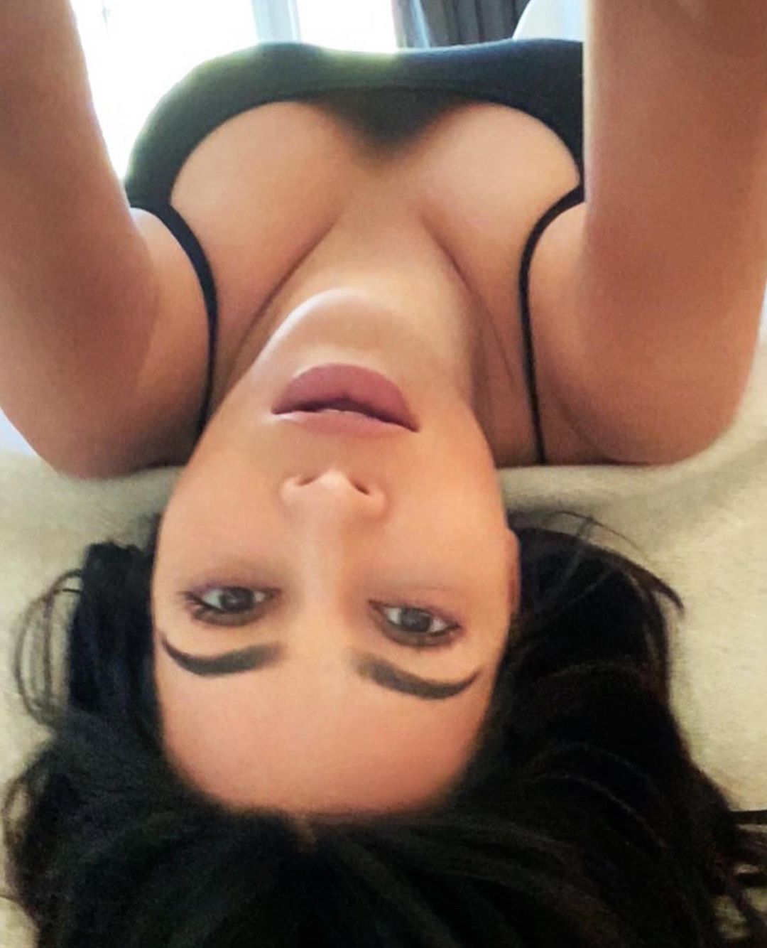 Ничто человеческое не чуждо: Ким Кардашьян удивила редкими фото без макияжа и за домашними делами